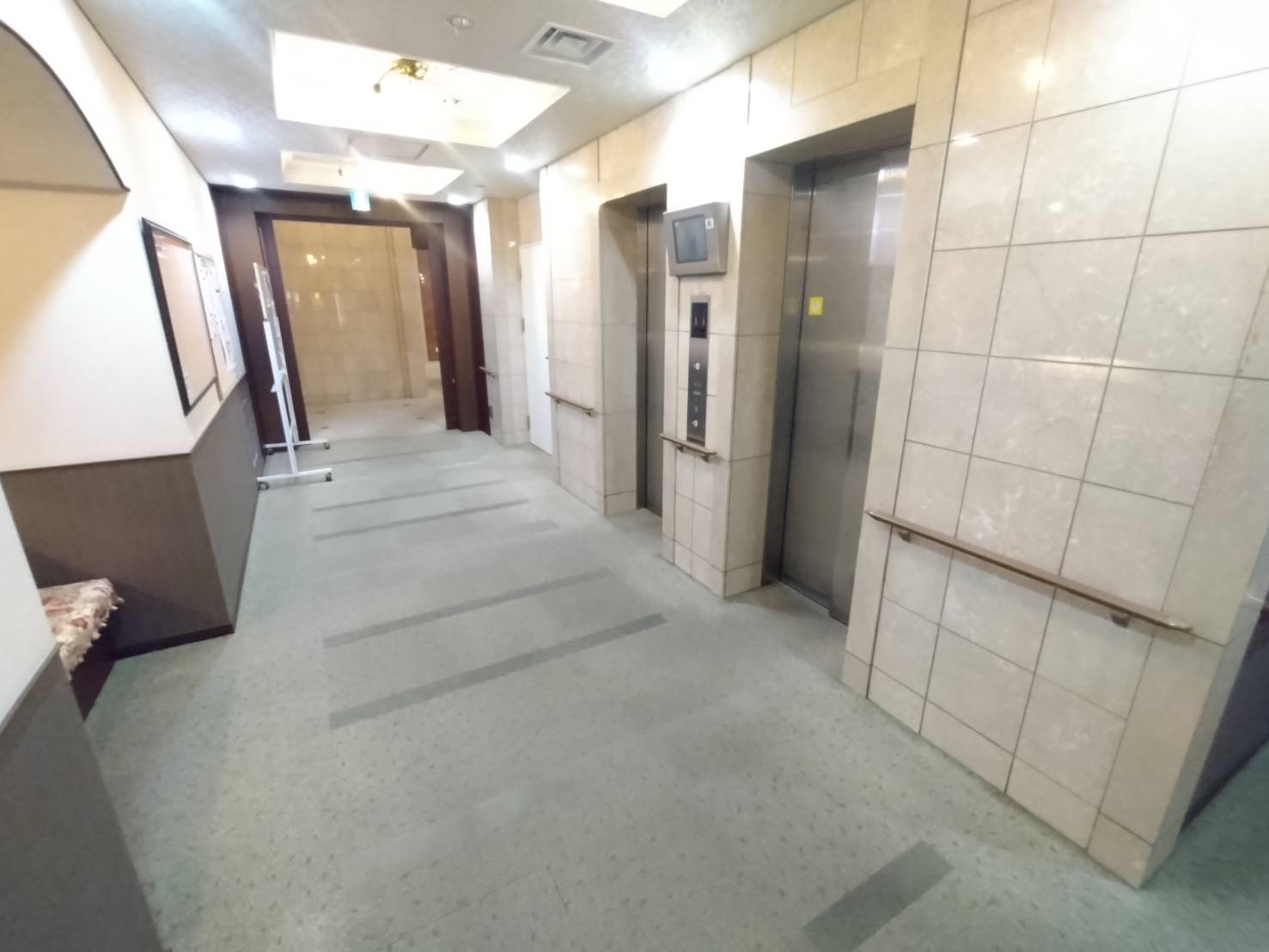 エレベータ（1階）