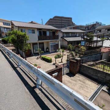 前面道路から観た平坦部(外観)